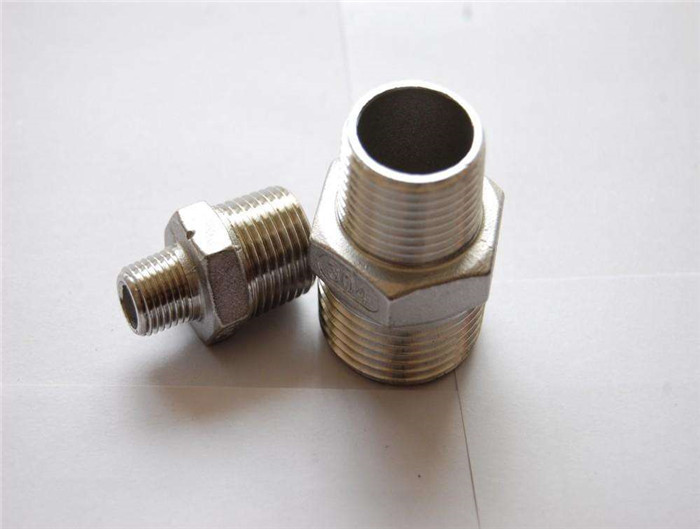 Stainless steel threaded cast fitting